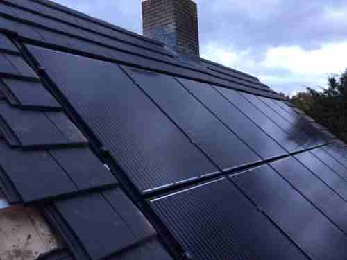 Geintegreerde zonnepanelen op dak in ommen